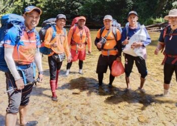 SEBAHAGIAN ahli Penggerak yang menyertai 
ekspedisi laluan Jejak Mat Kilau dari Kampung Bantal di Ulu Tembeling Jerantut, Pahang ke Kampung Pasir Raja di Hulu Dungun, Terengganu, baru-baru ini.