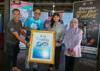 WAKIL Scuba Diving International, Baharim Mustafa (kiri) menyampaikan sijil pengiktirafan lima bintang Pusat Selam Skuba UMT kepada Dr. Mazlan Abd Ghaffar (dua kiri) di Pulau Bidong, Kuala Nerus, baru-baru ini.