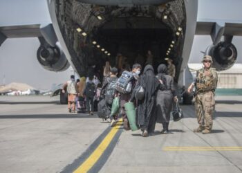 PENDUDUK Afghanistan menaiki Boeing
C-17 milik tentera udara AS semasa proses
pemindahan di Lapangan Terbang Antarabangsa
Hamid Karzai di Kabul, Ogos lalu. – AFP