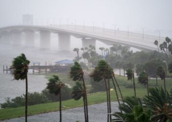 ANGIN kencang melintasi John Ringling Causeway ketika Taufan Ian bergerak ke arah selatan di Sarasota, Florida. - AFP