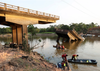 BAHAGIAN tengah jambatan yang terletak di lebuh raya di Careiro, Amazonas, Brazil runtuh menyebabkan tiga maut. - REUTERS