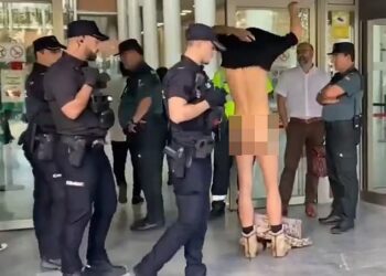 ALEJANDRO Colomar dihalang anggota polis yang berkawal di mahkamah Valencia. - ELDIARIO