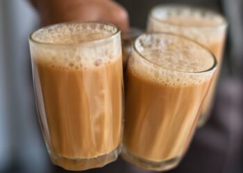 PENGAMBILAN gula berlebihan di dalam minuman berisiko tinggi menyebabkan masalah kesihatan.-AGENSI