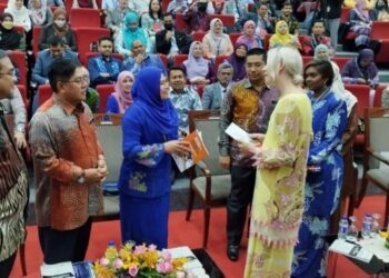NORAINI Ahmad (berdiri tiga dari kiri) beramah mesra dengan seorang peserta antarabangsa selepas merasmikan Seminar Pengantarabangsaan Pendidikan Tinggi 2022 di USIM dekat Nilai, Seremban hari ini.- UTUSAN/NAZARUDIN SHAHARI