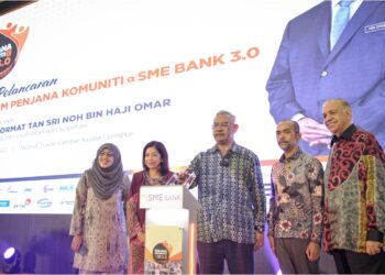 NOH Omar (tengah) merasmikan Pelancaran Program Penjana Komuniti@SME Bank 3.0 di WTC, Kuala Lumpur, semalam. Turut hadir Mohammad Hardee Ibrahim (dua, kiri). – UTUSAN/FAIZ ALIF AHMAD ZUBIR