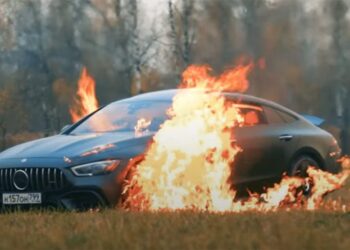 MIKHAIL LITVIN membakar kereta Mercedes-AMG G63 miliknya kerana sering mengalami kerosakan. - MIKHAIL LITVIN