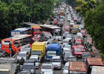 KESESAKAN lalu lintas di bandar-bandar utama dijangka berlaku susulan Indonesia menikmati cuti panjang sehingga hujung minggu ini. - AFP