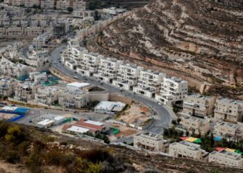 KERJA-KERJA pembinaan penempatan Givat Zeev berhampiran bandar Ramallah di Tebing Barat yang dijajah. – AFP