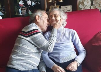 Carla Sacchi, 74, (kanan) dan suaminya, Stefano Bozzini, 81, bertemu semula selepas dibenarkan keluar hospital sebelum meninggal dunia Khamis lalu. - FACEBOOK
