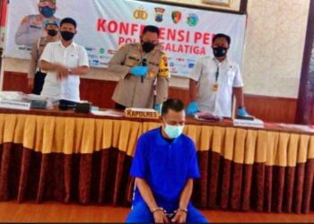 SUSPEK yang merogol anak perempuannya selama 12 tahun ditahan polis di Salatiga, Indonesia. - AGENSI