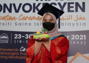 NUR Izzati Mohamad Azizi menunjukkan antara miniatur rekaannya ketika ditemui pemberita pada Majlis Konvokesyen USIM ke-19 di Nilai, Seremban.-UTUSAN/ZAKKINA WATI AHMAD TARMIZI.