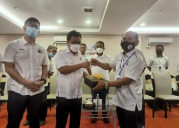 AHMAD Sah (kanan) menyampaikan cenderamata kepada Mohd. Shafie (tengah), sambil disaksikan oleh Junz Wong (kiri) semasa perasmian Persidangan Tahunan Warisan Bahagian Putatan, semalam.
