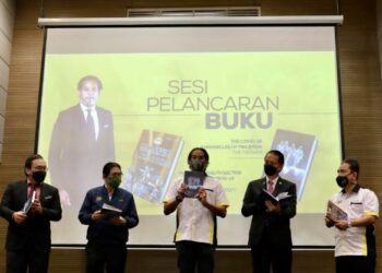 KHAIRY Jamaluddin Abu Bakar (tengah) bersama (dari kiri) Dr. Hishamshah Mohd. Ibrahim; Datuk Mohd. Shafiq Abdullah; Dr. Noor Hisham Abdullah dan  Dr. Tahir Aris ketika melancarkan buku The Covid-19 Chronicles Of Malaysia: The Tsunami dan Malaysia Health Sector Response to Covid-19: Hopes Despite Adversity dalam Majlis Apresiasi Petugas Barisan Hadapan Covid-19 KKM di Institut Kesihatan Negara (NIH) di Shah Alam, Selangor, hari ini. - UTUSAN / ZULFADHLI ZAKI