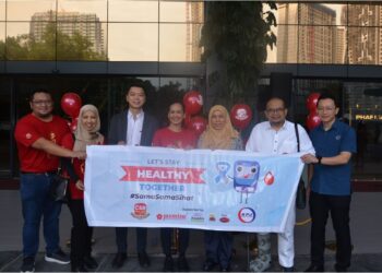 PEMBUKAAN tirai program “Let’s Stay Healthy Together” daripada CSR dan KPJ Healthcare yang dihadiri oleh (dari kiri) Farhan Hafetz, Rozita Ahmad, Victor Ng Chin Wei, Marsha Milan, Norhaizam Mohammad, Datuk Mohd. Farid Salim dan  Dr. Ahmad Syukri Jamaludin.