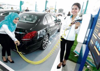 PETRONAS Dagangan bersedia meneroka aliran pendapatan baharu dalam segmen kenderaan elektrik dengan pemasangan lebih banyak pengecas kenderaan itu di stesen minyak miliknya. – GAMBAR HIASAN