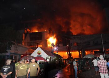 ANGGOTA bomba berusaha memadamkan kebakaran dan menyelamatkan mangsa yang terperangkap di Hotel Grand Diamond City, Poipet, Kemboja.-AFP