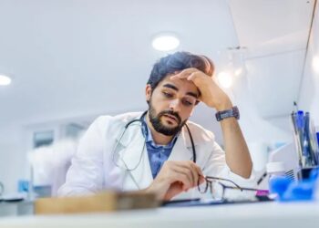 SATU pertiga daripada doktor muda ingin berhenti dari NHS dan merancang bekerja di luar negara.-AGENSI