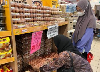 DUA pelanggan memilih telur ayam tempatan di sebuah pasar raya di Gua Musang, Kelantan.-UTUSAN/AIMUNI TUAN LAH