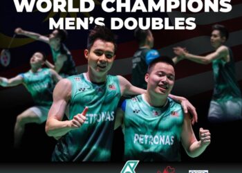 AARON Chia (kanan)-Soh Wooi Yik (kiri) berjaya merangkul gelaran dunia di Kejohanan Badminton Dunia 2022.