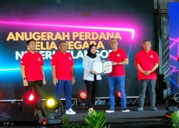 TENGKU ZAFRUL Tengku Abdul Aziz menyerahkan sijil dan geran bantuan kepada wakil belia pada Sambutan Hari Belia Negara Peringkat Negeri Selangor di Kuala Selangor hari ini.