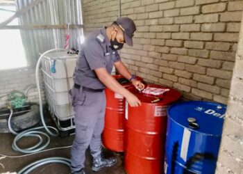 ANGGOTA penguatkuasa KPDN melakukan pemeriksaan di premis setor haram terletak sekitar kawasan Padang Besar, Perlis yang beroperasi dalam kandang lembu dan dipercayai terlibat dengan kegiatan penyelewengan diesel, semalam. -UTUSAN