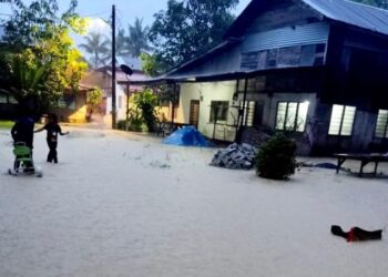 Hujan lebat melanda Perlis petang tadi menyebabkan beberapa kawasan mula dinaiki air pada 12 September 2020.