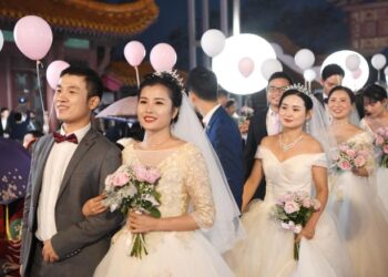 SEMAKIN ramai wanita di China enggan atau menangguhkan perkahwinan kerana enggan terikat dengan polisi keluarga yang tidak masuk akal. - AGENSI