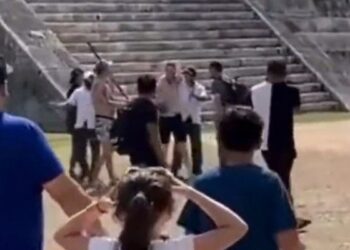 TANGKAP layar rakaman menunjukkan pelancong itu dikerumuni orang ramai selepas menaiki tangga Kuil Kukulcan di Chichen Itza, Semenanjung Yucatan. - AGENSI  