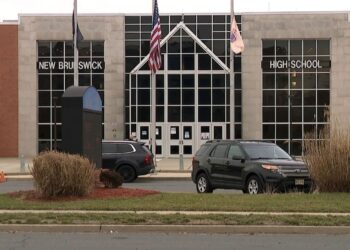 WANITA itu sempat menghadiri sesi kelas selama empat hari di New Brunswick High School di New Jersey. - AGENSI 
