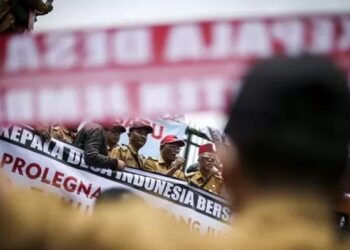 KETUA kampung mengadakan demonstrasi menuntut tempoh jawatan mereka dilanjutkan. - AGENSI