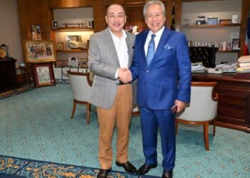 ANIFAH Aman (kanan) selepas menerima watikah pelantikan di Pejabat Ketua Menteri di Kota Kinabalu hari ini