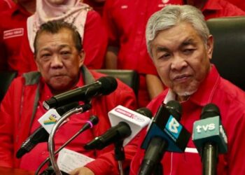 AHMAD Zahid Hamidi (kanan) bersama Pengerusi Perhubungan UMNO Sabah, Datuk Seri Bung Moktar Radin (kiri) semasa sidang akhbar di Kota Kinabalu hari ini.