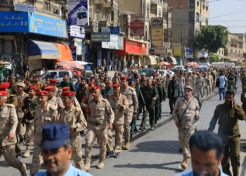 PASUKAN menyokong kumpulan Houthi mengambil bahagian dalam perarakan tentera di Sanaa, Yemen. - AFP