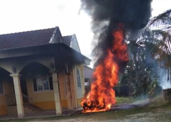 SEBUAH kereta yang menyimpan 12 tong petrol terbakar di Kampung Kedai Lalat, Kota Bharu. - UTUSAN/ROHANA MOHD. NAWI