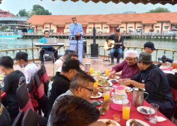 ORANG ramai menikmati juadah di atas Kapal Mendam Berahi menyusuri Sungai Melaka hingga ke Kapal Samudera. - UTUSAN/AMRAN MULUP