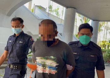 TERTUDUH yang mengaku bersalah diiringi keluar anggota polis selepas  Mahkamah Sesyen, Ayer Keroh, Melaka menetapkan tarikh 27 April untuk serahan fakta kes dan keputusan hukuman. - UTUSAN/DIYANATUL ATIQAH ZAKARYA