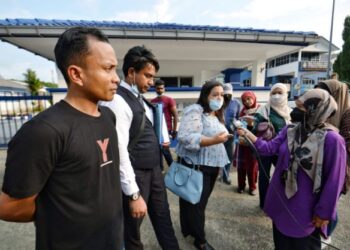 YUSERI Yusoff (kiri) diiringi peguam pemerhatinya dalam sidang akhbar di Seremban 2, Seremban, hari ini.-UTUSAN/MOHD. SHAHJEHAN MAAMIN.