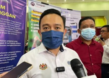 WAN Saiful Wan Jan (kiri) bersama Japlin Akim  semasa sidang akhbar di Dewan Masyarakat Tun Said, Kota Belud hari ini.