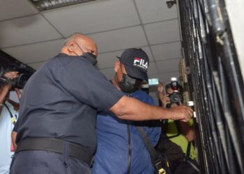 ABDUL Hadi Abu Bakar didenda RM1,500 di Mahkamah Sesyen Ipoh hari ini selepas mengaku bersalah menerima suapan RM200 daripada seorang lelaki, dua tahun lalu. - UTUSAN/ZULFACHRI ZULKIFLI