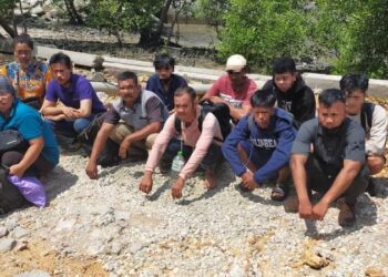 SEMUA 12 PATI dipercayai warga Indonesia ditahan polis selepas cuba bersembunyi dalam kawasan paya bakau sebaik sahaja tiba di negara ini melalui jalan laut di Jeram, Kuala Selangor, Selangor.