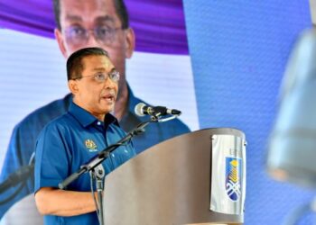 TAKIYUDDIN Hassan berucap dalam perasmian Majlis Pelancaran Program 'One to One Tree' serta Menandatangani Memorandum Persefahaman (MOU) antara Kementerian Tenaga dan Sumber Asli (KeTSA) melalui Yayasan Hijau Malaysia (YHM) dengan Universiti Teknologi Mara (UiTM) di Shah Alam, Selangor, hari ini.