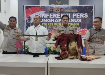 POLIS Muba menunjukkan bukti berupa pakaian dan senjata tajam yang digunakan Muksin untuk membunuh ibunya di sebuah masjid di Desa Letang di Sumatera Selatan.-AGENSI