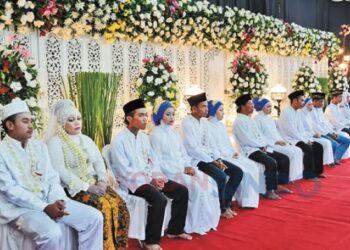 KESEMUA pengantin itu hanya ditemukan dengan isteri atau suami masing-masing selepas ijab kabul selesai. - AGENSI