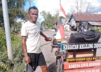 MASRANI hanya mengayuh basikal untuk mengelilingi Indonesia bagi mencari ubat untuk anaknya. - AGENSI