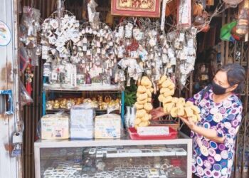 IVY Ting menunjukkan sebahagian barang niaganya yang sukar untuk dijual kepada pelancong berbanding perniagaan berasaskan makanan dan minuman ketika tinjauan di sekitar Jonker Walk, Banda Hilir, Melaka. 
– UTUSAN/MUHAMMAD SHAHIZAM TAZALI