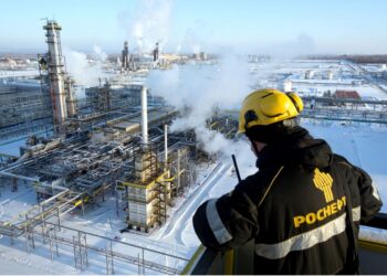 Seorang pekerja memantau operasi pengeluaran minyak di sebuah loji di Russia yang berdepan sekatan eksport oleh Barat. – GAMBAR HIASAN