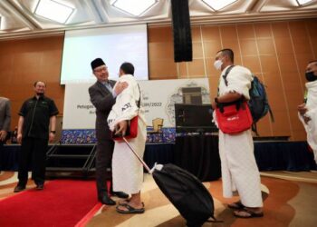 SYED Saleh Syed Abd Rahman (tengah) ketika mengucapkan selamat berangkat kepada petugas Tabung Haji bagi persediaan operasi haji 2022 di Hotel Movenpick and Convention Centre, Sepang, selangor. - UTUSAN/FAISOL MUSTAFA