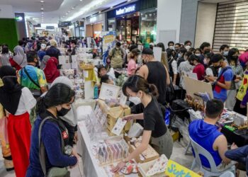 Kejatuhan nilai ringgit menyebabkan rakyat Malaysia perlu berbelanja lebih tinggi untuk membeli barangan import. – GAMBAR HIASAN