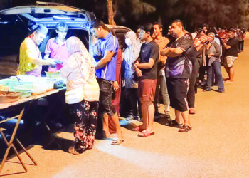 ORANG ramai beratur panjang semata-mata ingin membeli nasi lemak di Pantai Eye On, Kota Laksamana, Melaka. – UTUSAN/AMRAN MULUP
