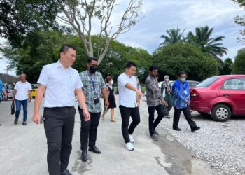 WOO Kah Leong (tengah) ketika melawat keadaan tapak letak kereta Hospital Teluk Intan yang berdepan pelbagai masalah termasuk kekurangan petak meletak kenderaan.
